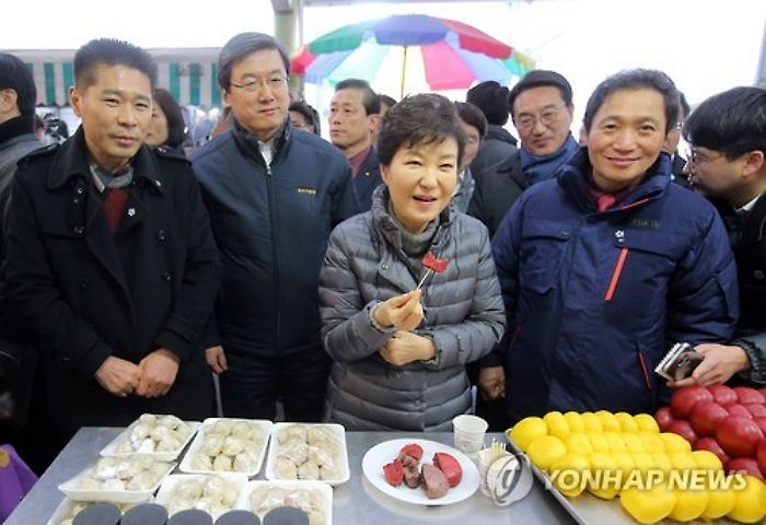 설 앞두고 시장 방문해 찐빵 맛보는 박 대통령 (사진 5장)