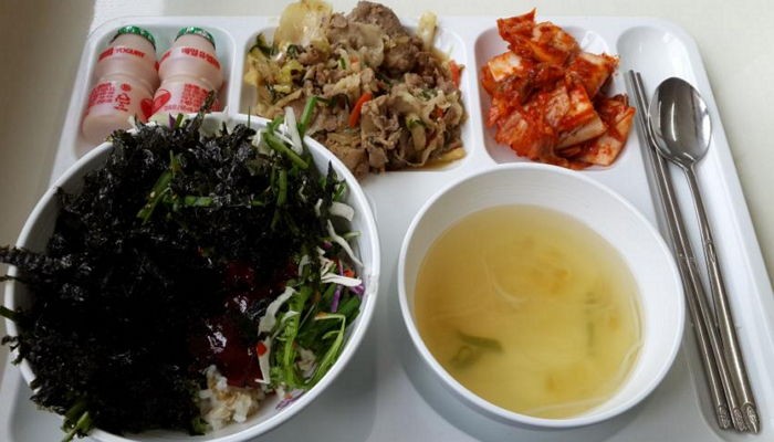반찬 푸짐하기로 유명한 어느 대기업의 구내식당