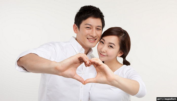 여자들이 연상남을 만나는 이유 1위는 경제력, 남성은? (설문)