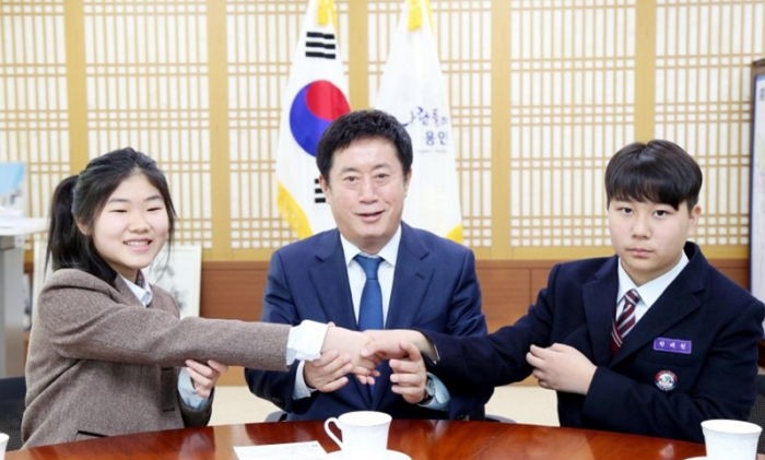 “‘죽전동 횡단보도’의 교복 입은 천사들을 찾았다”