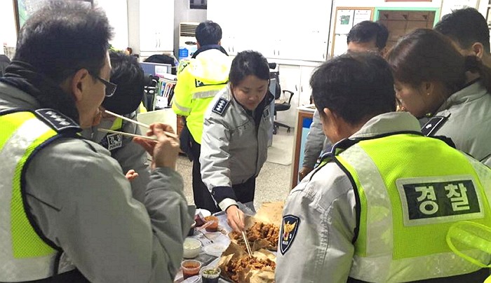 설 연휴에 배달 음식 먹으며 비상근무하는 경찰들 (사진)