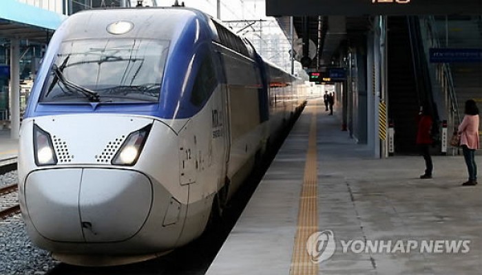 반대편 문 열고 내리던 여성, KTX 열차에 치여 숨져