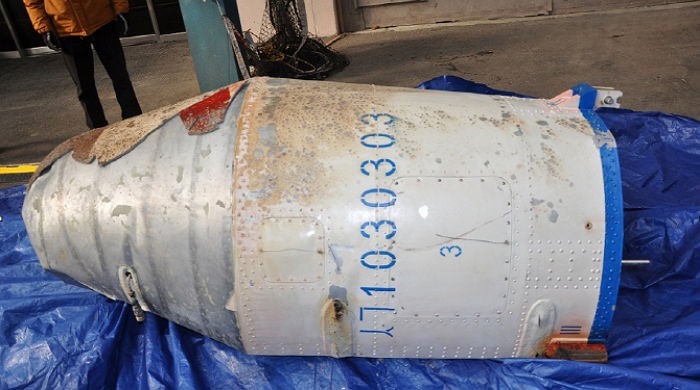 군 당국이 수거한 北 장거리 미사일 페어링 (사진)