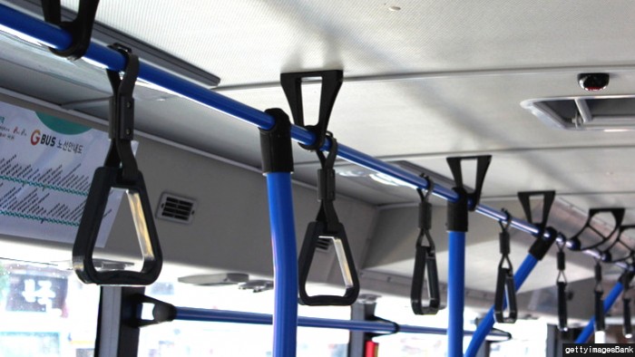 버스 타면 손잡이를 꽉 잡아야 하는 이유