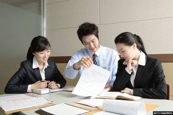 남편이 진보적이면 아내, 정규직으로 취업 잘 한다