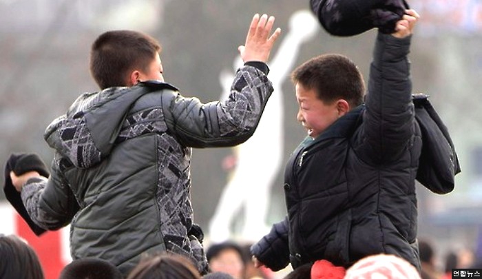 광명성 4호 발사 성공에 기뻐하는 북한 주민 모습 (사진 7장)