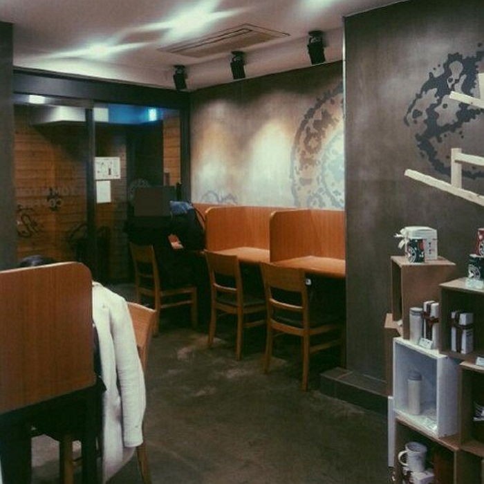 카페에 ‘도서관 책상’ 비치한 탐탐 사장님의 배려
