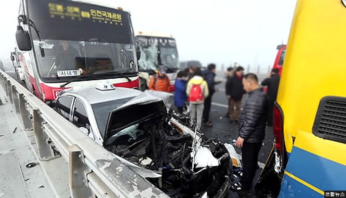 인천공항고속도로서 차량 8중 추돌 사고…4명 부상