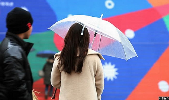 “내일도 비 계속 오지만 오늘보다 따뜻해요”