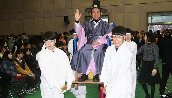 졸업식에 담임 선생님 가마 태우는 충북 형석고의 훈훈한 전통