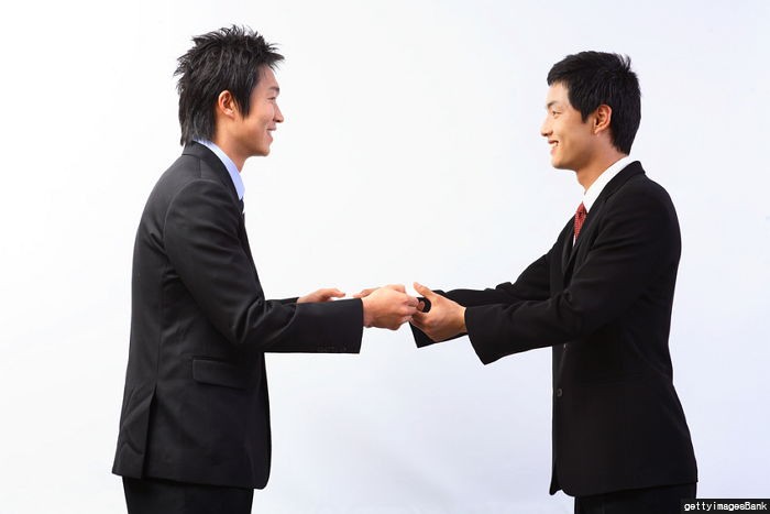 단골손님 위해 ‘은행 명함’ 들고 다니는 술집 웨이터들