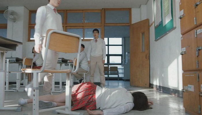 “X같은 피부” 사진발 심하단 이유로 여학생 뺨 때리는 광고