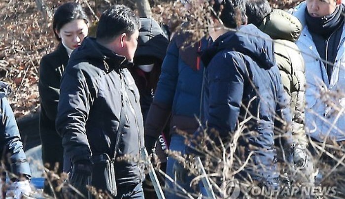 수갑차고 큰딸 암매장한 야산 다시 찾은 비정한 엄마 (사진 3장)