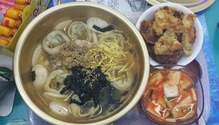 폐지 줍는 노부부가 편의점 알바생에게 차려준 ‘설 상’