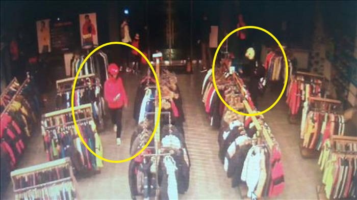 10대 5명 헬멧 쓰고 1분만에 등산복 매장 ‘싹쓸이’