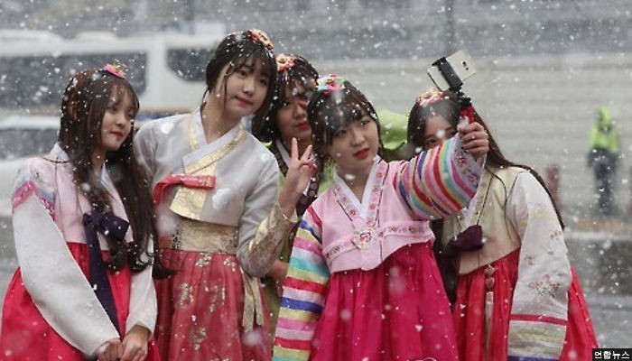 한복 입고 광화문 갔다가 함박눈 만난 눈꽃 같은 여고생들 (사진 4장)