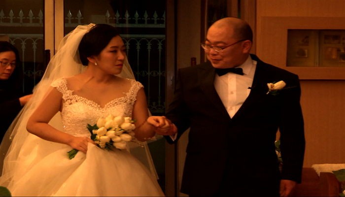 항암치료 아내 위해 웨딩드레스 선물한 남편