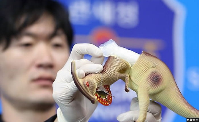 마약 사례 설명하며 공룡장난감 꺼낸 관세청