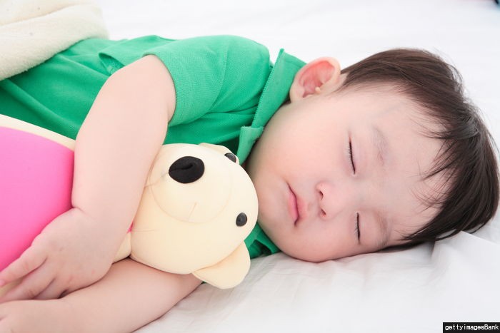 “한국 아기들은 미국보다 하루 1시간 덜 잔다”