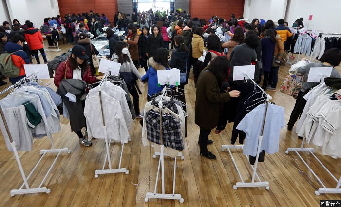 ‘개성공단 폐쇄’에 교복 없이 신학기 맞는 학생들