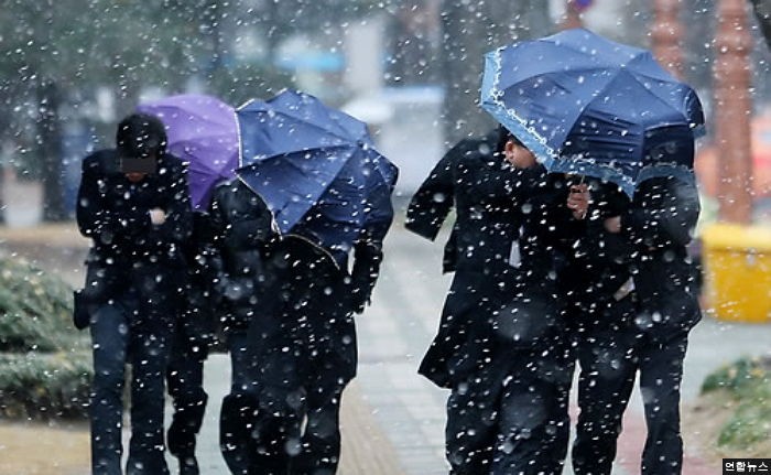 겨울 바람 여전히 쌀쌀…눈 쌓이는 곳 있어 빙판길 조심