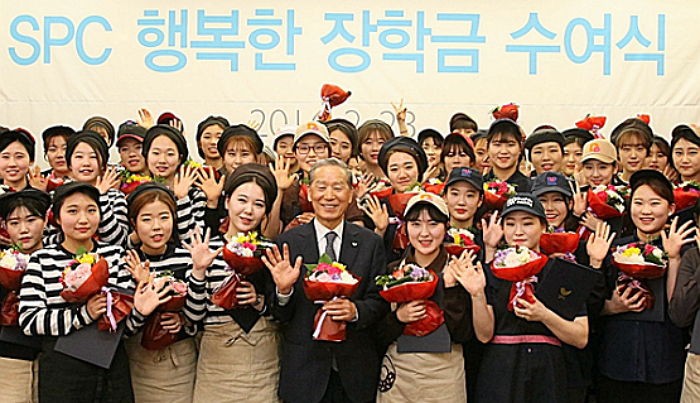 ‘빵집 알바생’들 등록금 주는 어느 대기업