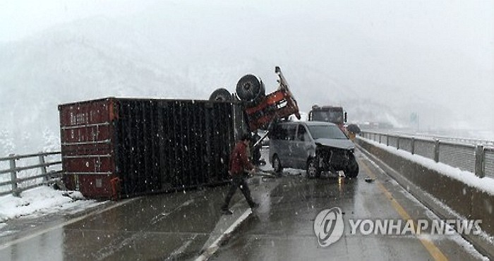 교통사고 현장서 운전자 구하다가 차에 치여 숨진 남성