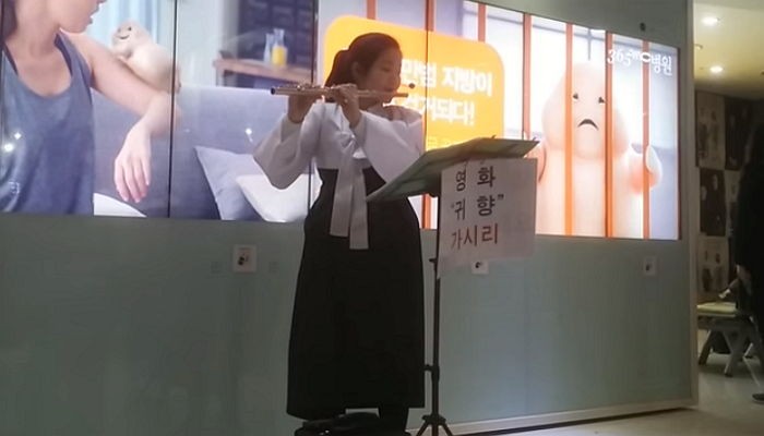 ‘귀향’ 영화관 앞에서 울려퍼진 여중생의 플루트 연주 (영상)