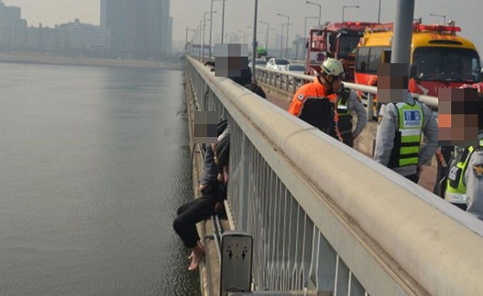 마포대교 투신하려는 남성, 뒤에서 꼭 안아준 시민들