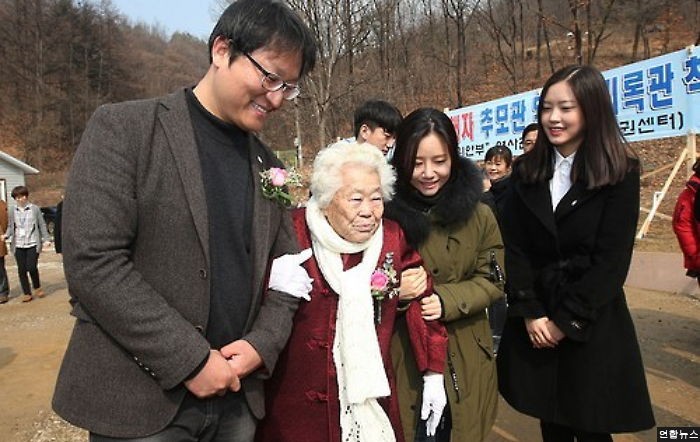 위안부 피해자 이옥선 할머니 부축하는 ‘귀향’ 여배우 (사진)