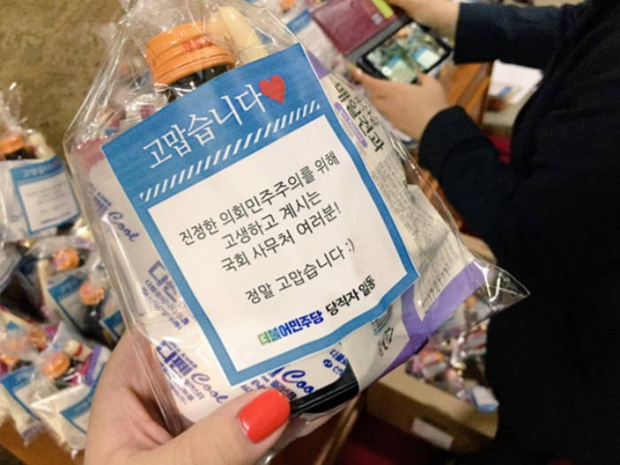 ‘필리버스터’로 고생하는 국회 근무자들 위해 조공 100인분 준비한 더민주