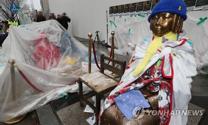 맹추위 속에도 노숙 농성 이어가는 소녀상지킴이 회원들 (사진3장)