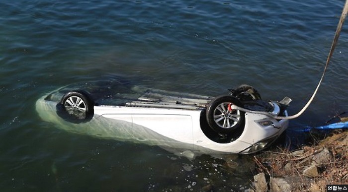 안동댐 하류서 승용차 추락해 女운전자 중태