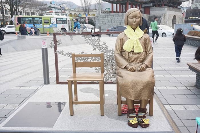 밤새 전주 평화의 소녀상에 생긴 뭉클한 변화