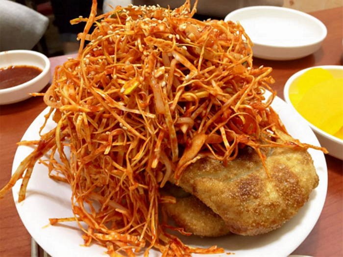 대구 남문시장서 파는 ‘매콤달콤 비빔만두’