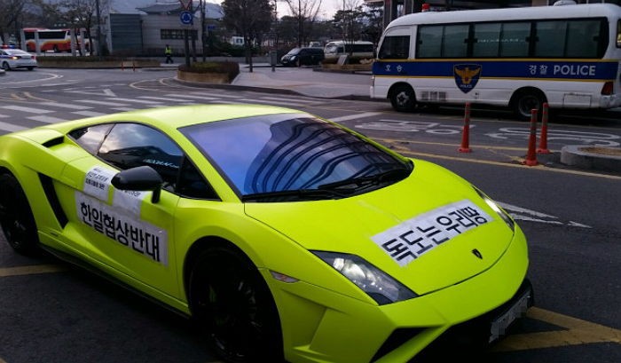 ‘람보르기니’타고 일본 대사관 앞에 항일시위하러 간 애국청년