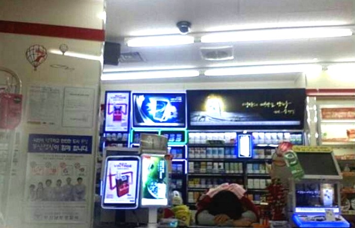 자고있는 편의점 알바생 근무태만으로 신고한 손님