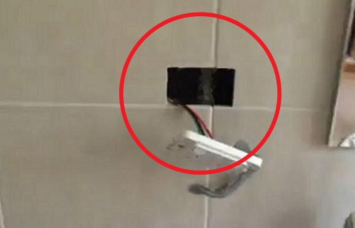 콘센트 뜯어내자 남자는 깜짝 놀랄 ‘물건’을 발견했다 (영상)