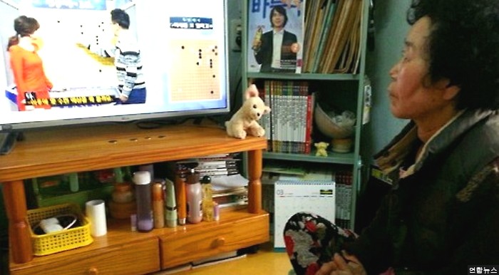 간절한 마음으로 ‘아들 경기’ 시청하는 이세돌 어머니 (사진)