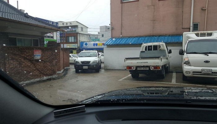 병원주차장 입구에 비매너로 차 놓고 간 운전자 (사진)