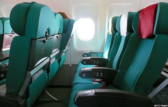 비행기 이착륙 시 ‘좌석 등받이’를 세우는 이유