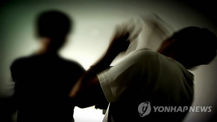 후배들 서로 싸움 시키고 대변 핥토록 강요한 ‘동네형’