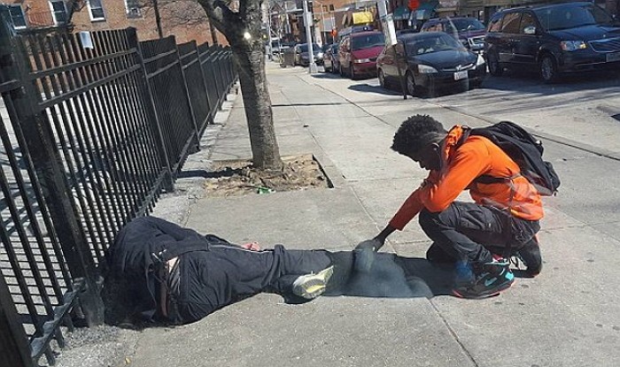 길에서 잠든 노숙자 위해 기도하는 10대 소년