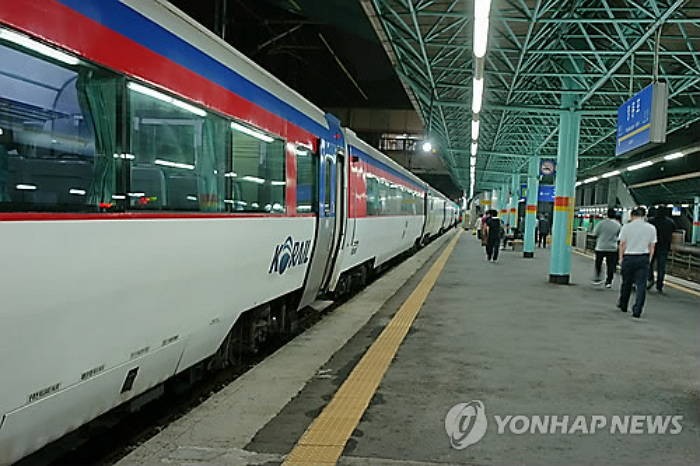 병든 2살 아들 열차에 두고 내린 비정한 아버지