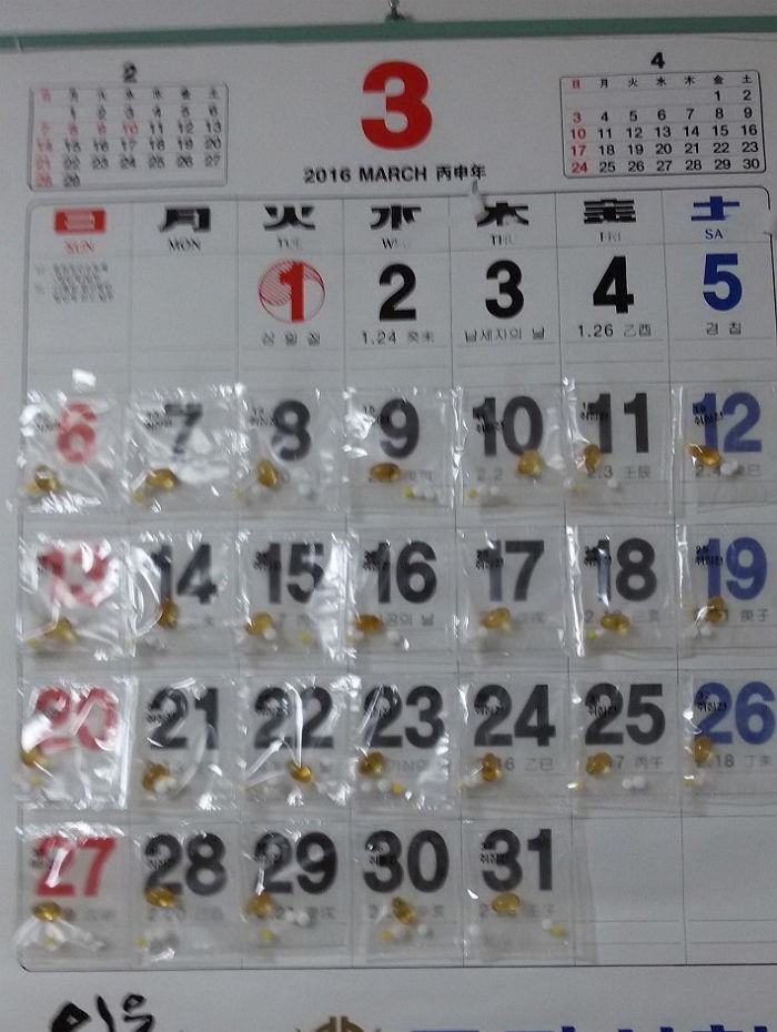 매일 약 먹기를 깜빡하는 할머니를 위해 만든 ‘약봉지 달력’