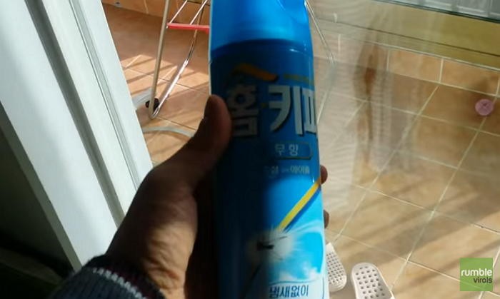 ‘만능 스프레이’로 유리에 붙은 스티커 떼는 법 (영상)