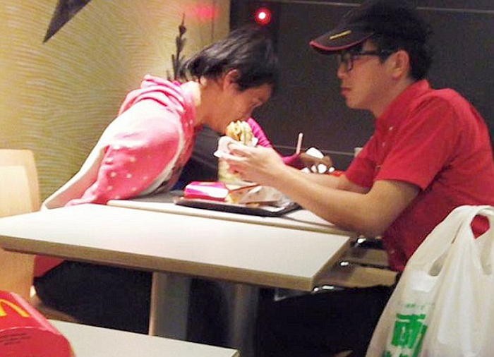 장애인 손님에게 두손으로 햄버거 먹여준 맥도날드 알바생