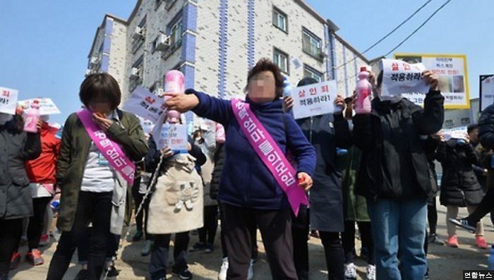 ‘원영이 사건’ 에 분노한 주민들 “너도 락스 학대 받아봐라”