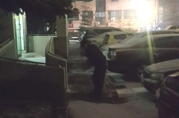 경비원 아저씨가 새벽 2시에 빗자루질 하고 계셨던 이유