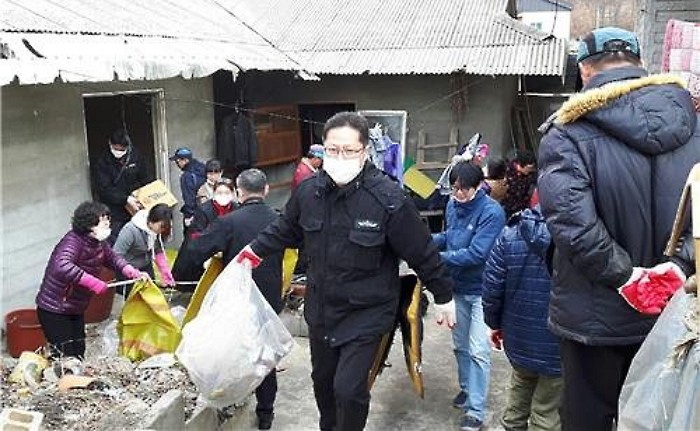 어머니 돌아가신 후 9t 넘는 쓰레기와 살아온 남성